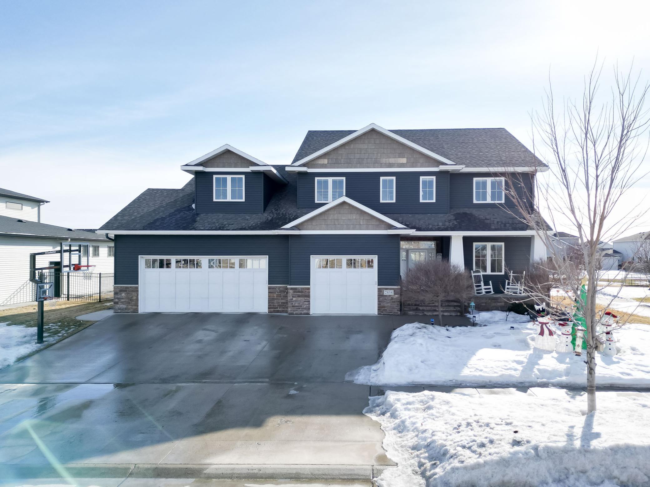 2858  RIVERS BEND Drive E, West Fargo, ND