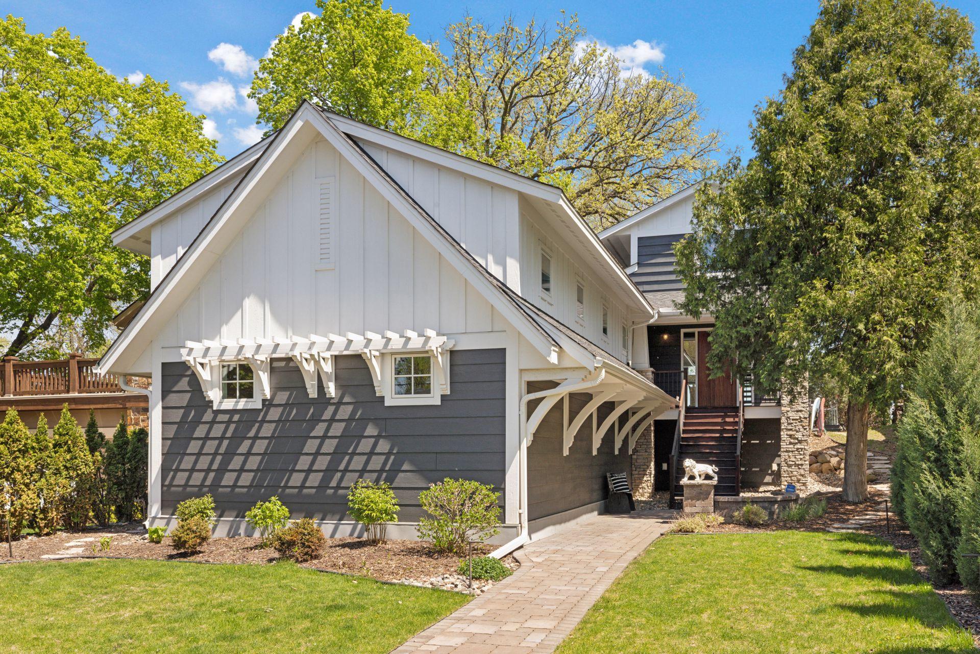 176  Peninsula Road, Medicine Lake, MN