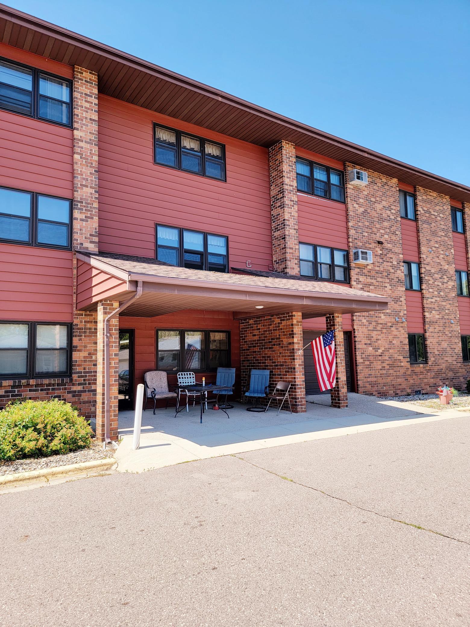 11  Park Street N, Fairfax, MN