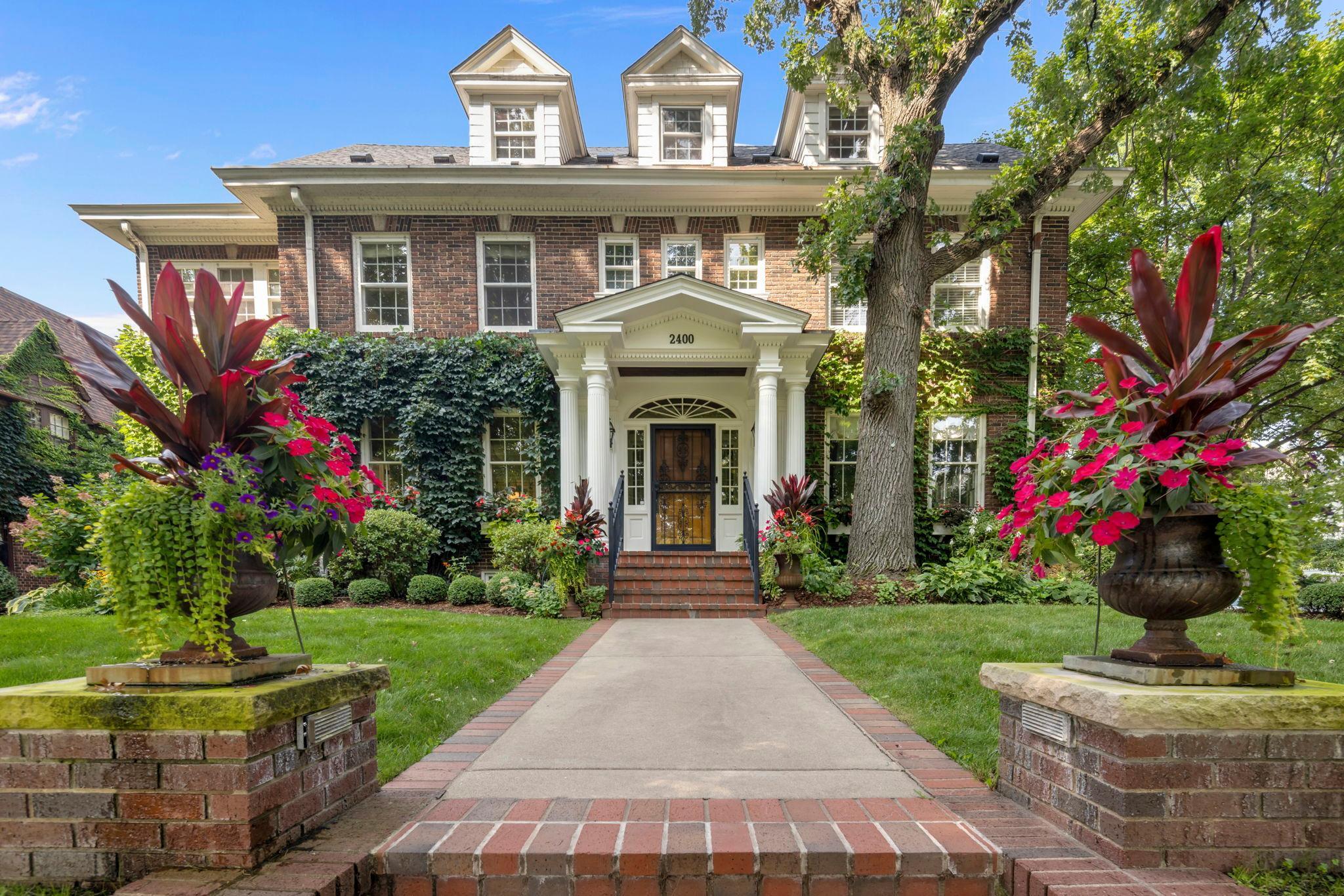 2400 W Lake Of The Isles Parkway, Minneapolis, MN