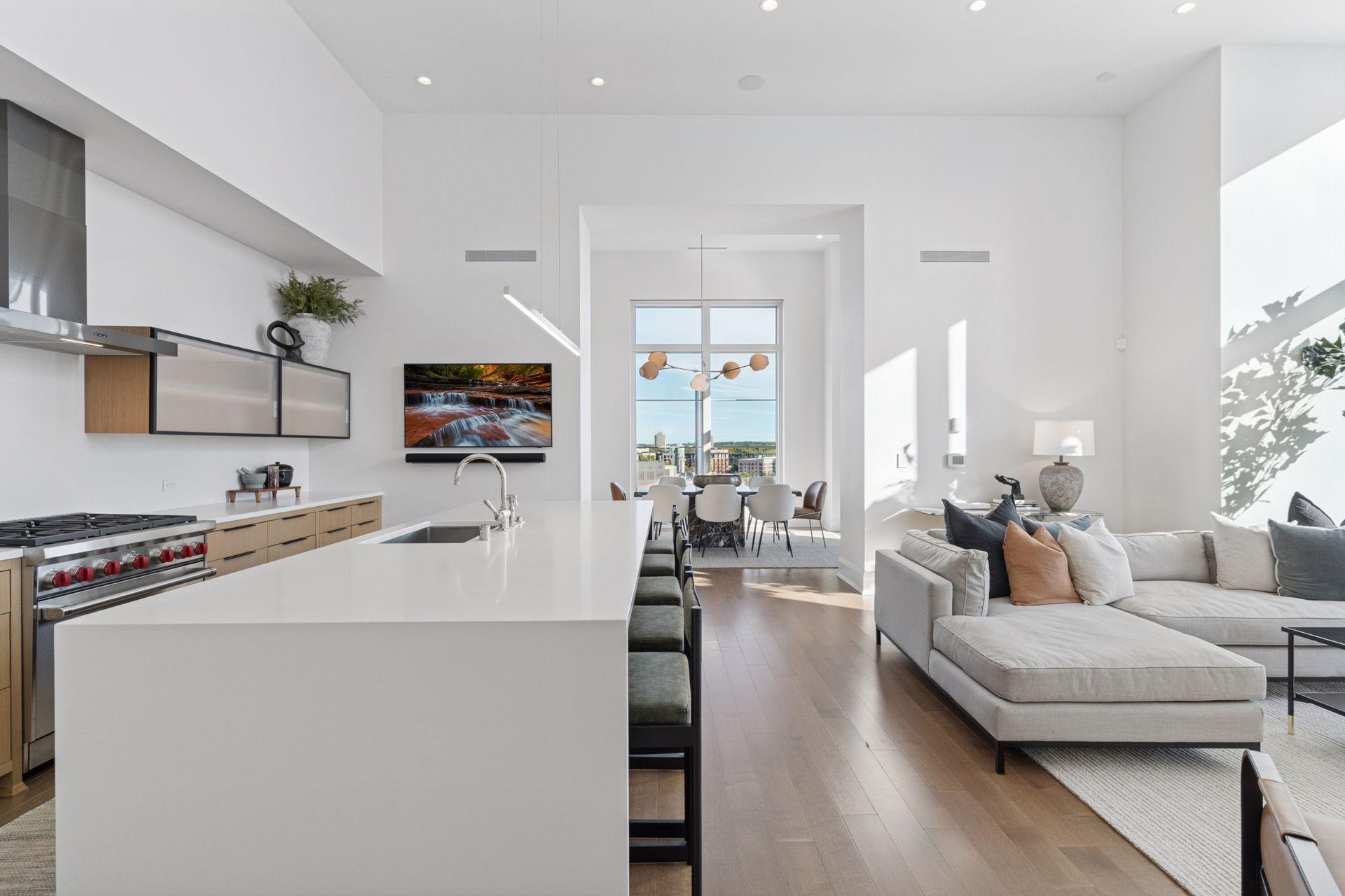 1111 W River Parkway, Minneapolis, MN