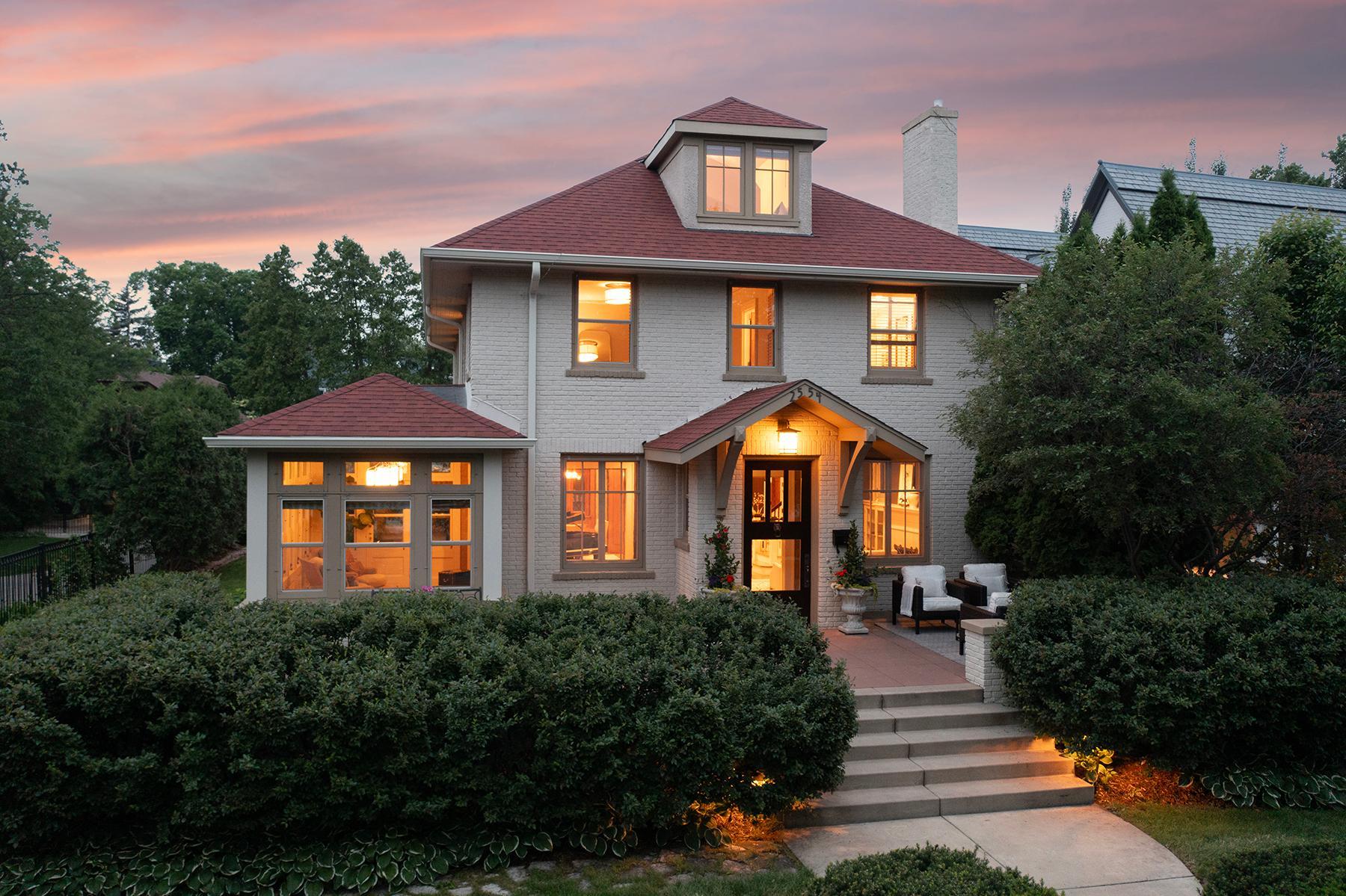 2554 W Lake Of The Isles Parkway, Minneapolis, MN