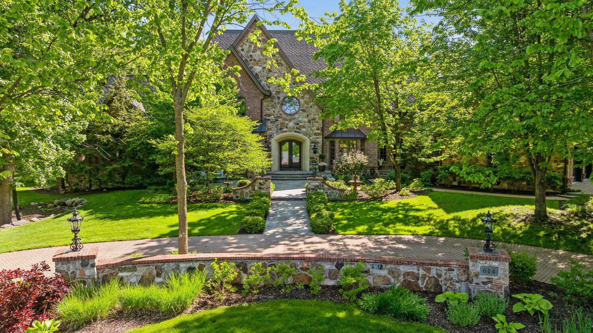 614  Hidden Creek Trail, Mendota Heights, MN