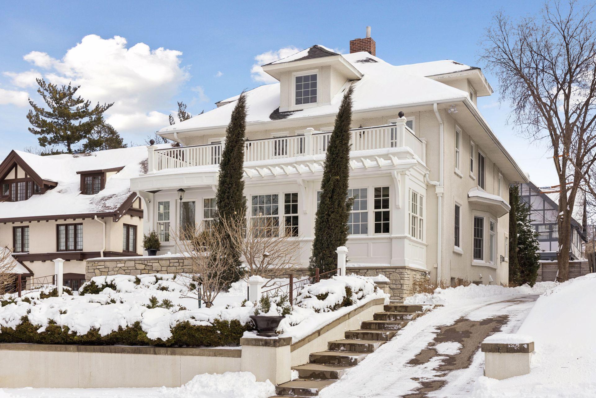 2735 E Lake Of The Isles Parkway, Minneapolis, MN